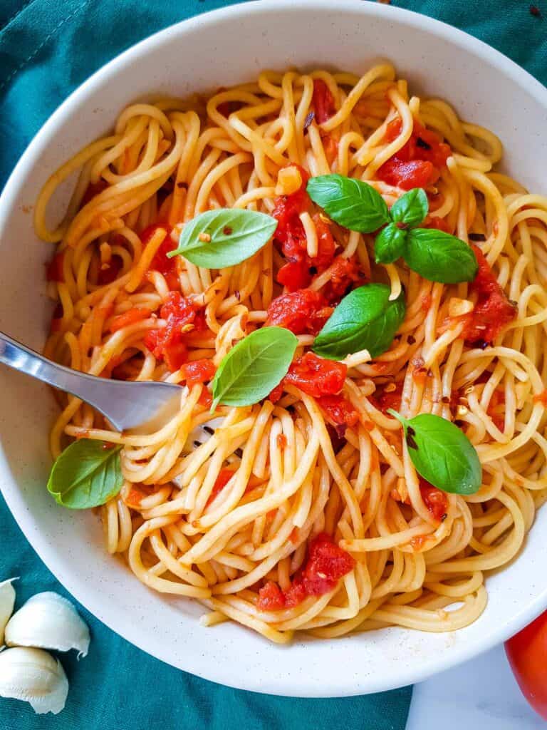 Easy 6 Ingredient Arrabbiata Spaghetti - Hint of Healthy